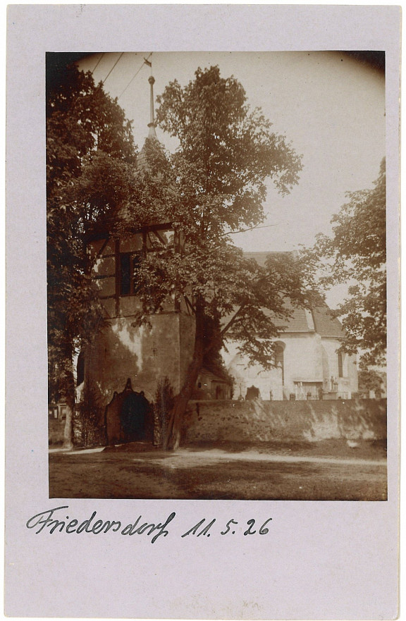1926 - Kirche mit geschmücktem Turmeingang, Quelle Landesgeschichtliche Vereinigung für die Mark Brandenburg e.V., Archiv