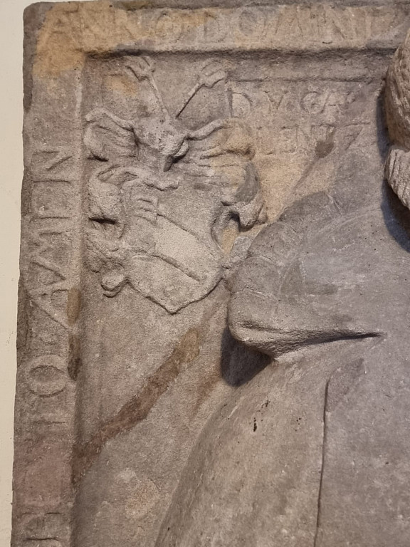 Wappen oben links im Sandsteinbild, der Name Gablentz ist gut zu erkennen