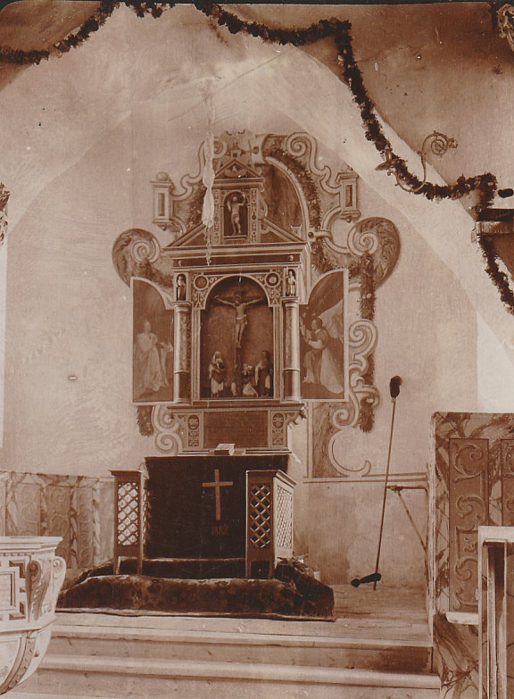 Friedersdorf Kirche innen - mit Girlanden geschmückter Altar, Quelle: Privatbesitz