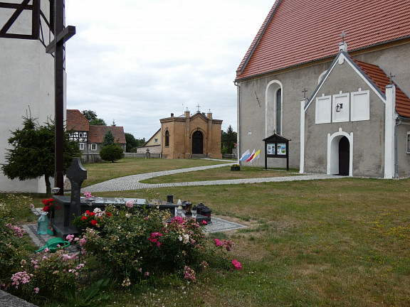 früheres Mausoleum der Gutsherrschaft, wird heute von der Kirche anderweitig genutzt, Eingang Kirche 2018