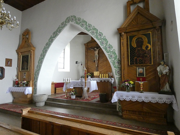 der alte Taufstein befindet sich wieder in der Kirche, Aufnahme 2022