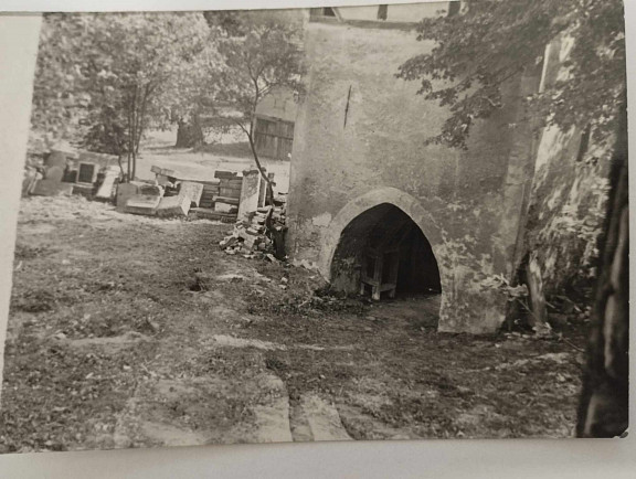 Aufnahme vor 1975, an der Friedhofsmauer die alten Grabsteinplatten, rechts davon der Glockenturm, im Hintergrund ist das alte Feuerwehrhaus erkennbar