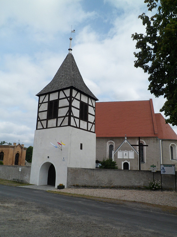 Eingang durch den Kirchturm, Mausoleum linke Seite und Kirche rechte Seite 2018