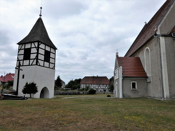 Kirchturm, Treppenbäcker im Hintergrund und Kircheingang 2018