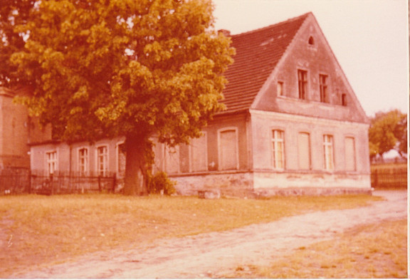 Schule, links Rückseite vom Mausoleum, Aufnahme ca.1975