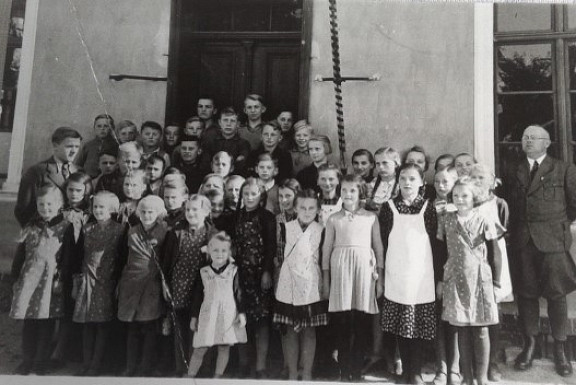 Schulklasse mit Lehrer Kahlow rechts