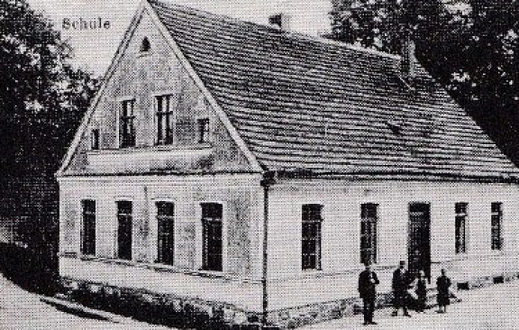 Schule in Friedersdorf, aus einer Postkarte von 1923
