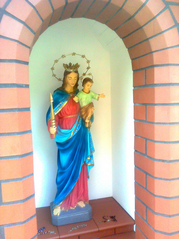 Marienfigur mit Jesuskind vor der alt-lutherischen Kirche, Aufnahme 2017 von Herrn Zys