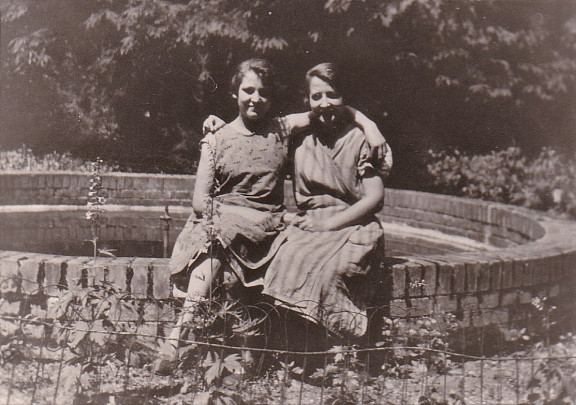 Friedersdorf ca. 1928 - 1930 Lieschen Henkel und Berta Dahn, aufgenommen im Schloßpark