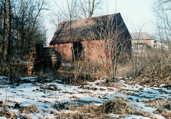 Mauerreste der Mittelmühle, die Scheune steht noch