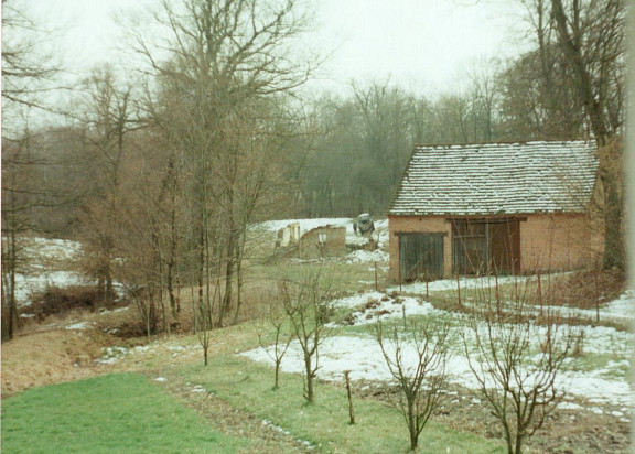 Blick auf die Scheune und Reste der Mittelmühle von Pfitzmann Hs. 91 aus
