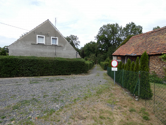 Nr 14 Heinze gegenüber rechts alte Scheune der Schule