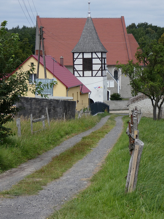 Weg von der Kirche zum südlichen Dorfweg