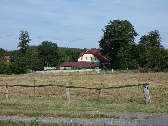 Blick zu Nr 2 Pfarrhaus