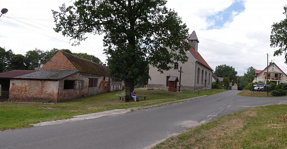 Blick zur alt-lutherischen Kirche, links Bräuninger, rechts Petsching