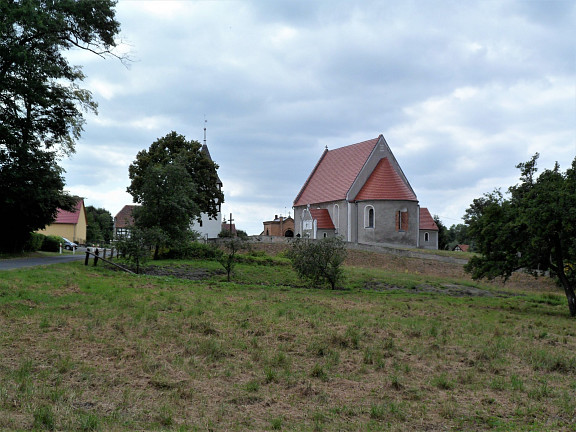 Blick von Pfitzmann kommend auf die ev. Kirche