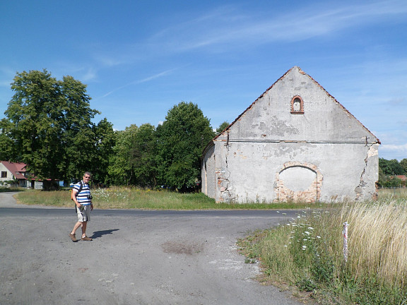 Gutsscheune, Blick aus Richtung Bahnhof kommend