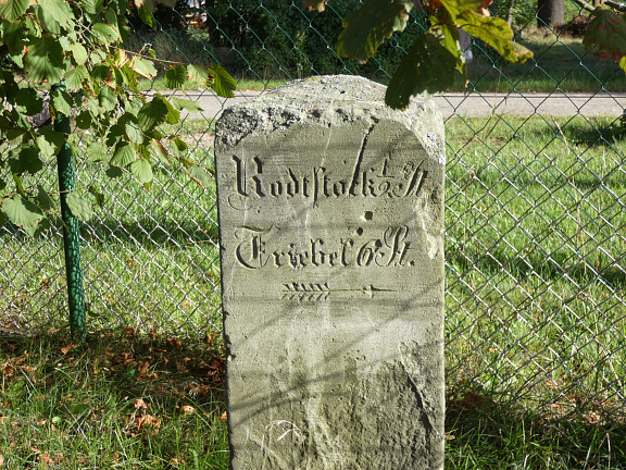 alter Wegweiser nach Rodstock an der Försterei in Guschau