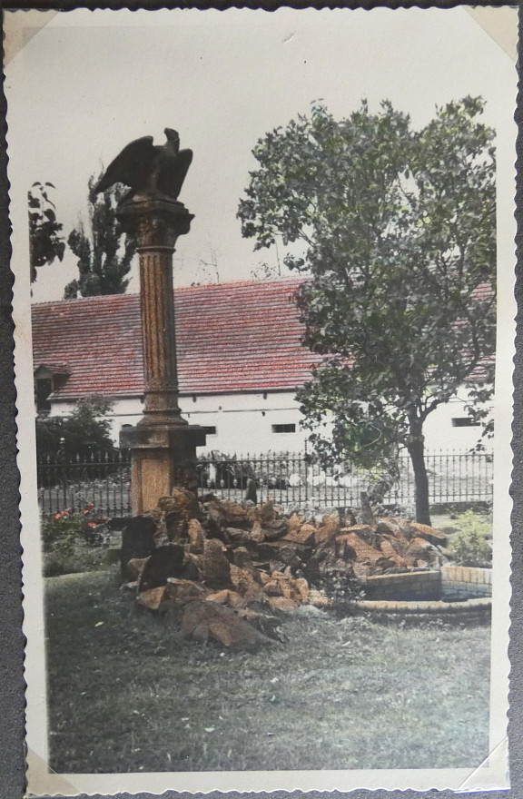 Säule vor dem Herrenhaus, Foto 1935