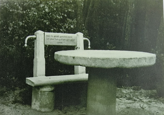 Bank und Tisch wahrscheinlich im früheren Park