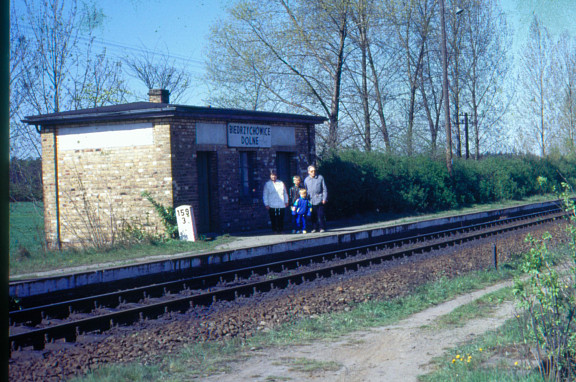 Haltestelle am früheren Bahnhof von Friedersdorf, 1990 von Norbert Pfitzmann