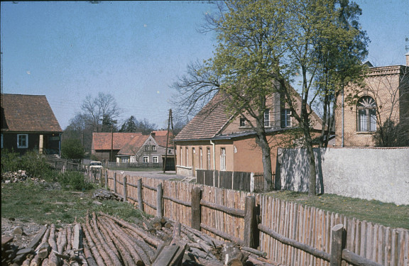 rechte Seite ehemalige Schule und Mausoleum, links noch der Anbau vom Treppenbäcker, 1990