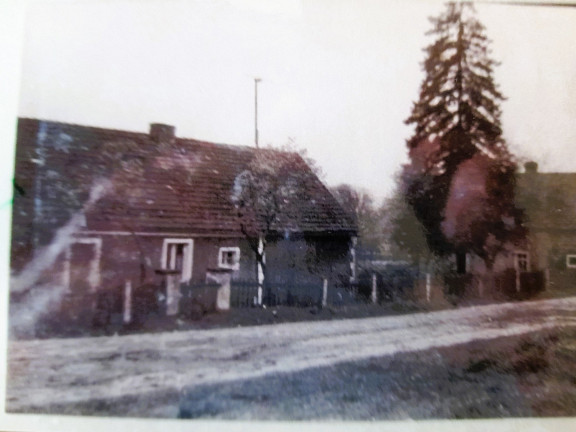 links Haus 66 ehemals Bruno Hänisch, im Hintergrund rechts Haus 65 ehemals Franz Hänisch