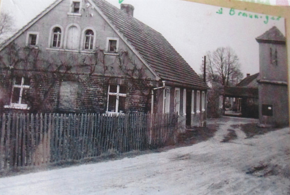 Haus 74 ehemals Max Stahn, im Hintergrund Haus 73 Bräuniger, davor Transformatorenhaus