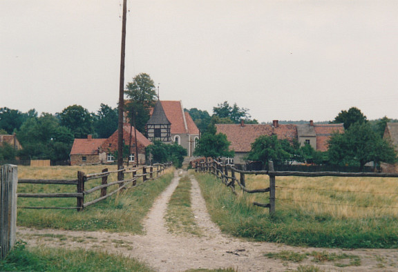 Blick zur Kirche, links Haus 10 ehemals Fritz Müller, rechts Haus 8, 8a ehemals Assmann, Martin