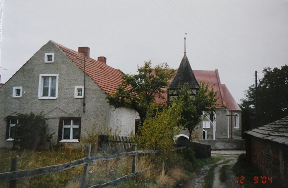 Weg zur Kirche, links ehemals Haus 10 Müller, Fritz, 2004