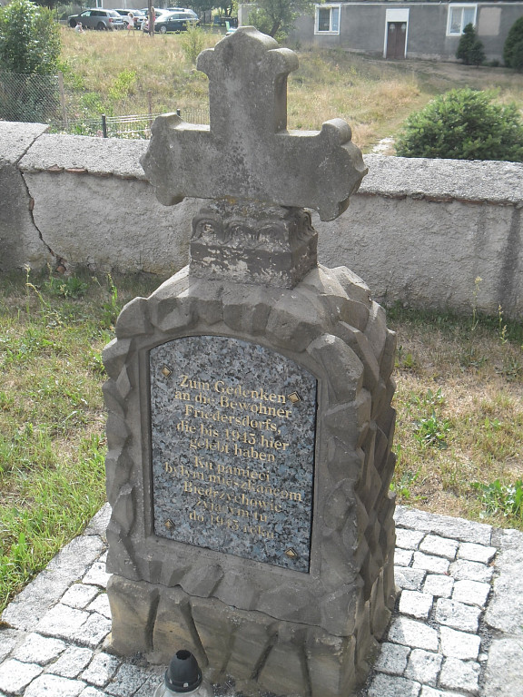 Gedenkstein an die Bewohner von Friedersdorf, die bis 1945 hier lebten