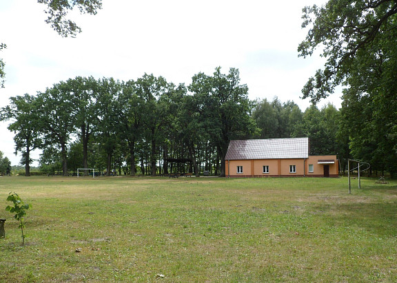 Gemeinschaftshaus von Biedrzychowice Dolne - die alte Turnhalle von Friedersdorf