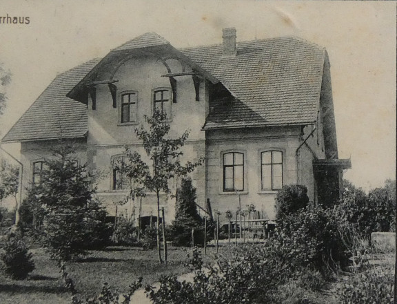 Pfarrhaus um 1920, Fotoausschnitt aus alter Postkarte