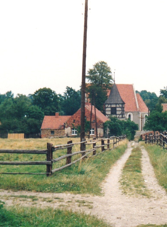 Blick auf Haus Nr. 10 und Kirchturm und Kirche, Aufnahme 1970er Jahre