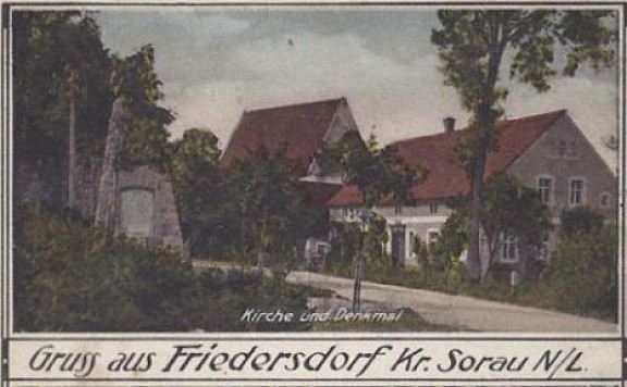 aus alter Postkarte, Denkmal, Kirche und vorne das Haus Nr. 9